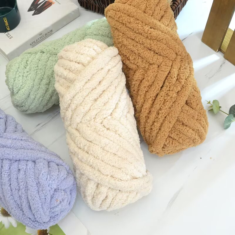 Woven Scarf Blanket - 猫のしっぽのような毛糸、極太アイスストリップヤーン、シェニールヤーン、指編みに適した毛糸、手作りDIY編み物材料、手編み毛布、カーペット、クッション、スカーフ、帽子、猫の巣、ペットの巣、ヘアバンドに最適な極太毛糸玉、柔らかく極太の毛糸