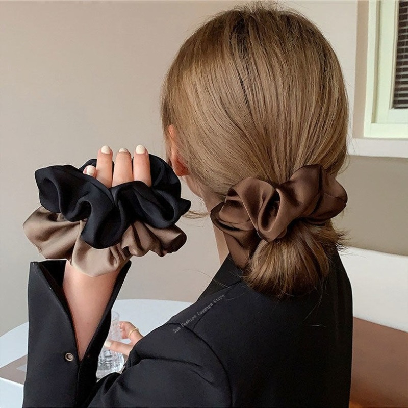 ヴィンテージシルクヘアシュシュ、伸縮性のあるヘアバンド、無地 - Silk Tie Striped のレビューと価格