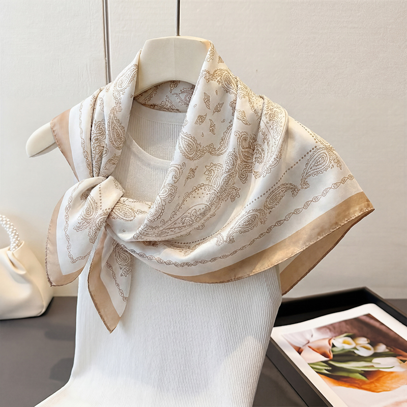 ヴィンテージベージュペイズリープリントスクエアスカーフサテン - Ascot Neck Scarf のレビューと価格